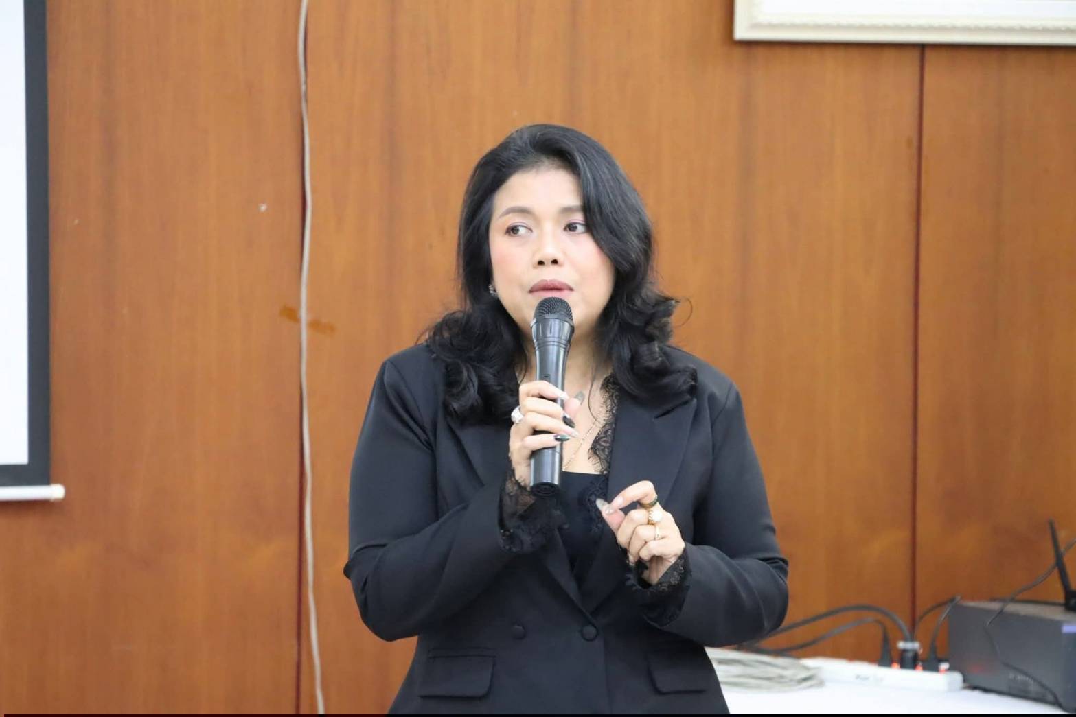 title - นางสาวสิริมา แจ้งกระจ่าง ผู้อำนวยการศูนย์ส่งเสริมและพัฒนาอาชีพเสริมนอกภาคการเกษตร ให้การต้อนรับบุคลากรในโครงการฝึกอบรมเชิงปฏิบัติการ หลักสูตรนักบริหารการชลประทานระดับต้น รุ่นที่ 30 ณ ศูนย์ส่งเสริมและพัฒนาอาชีพเสริมนอกภาคการเกษตร (ศูนย์ศิลปาชีพ บางไทรฯ (เดิม))